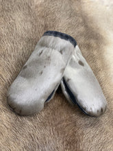 Load image into Gallery viewer, SEAL SKIN MITTS - WOMEN