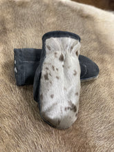 Load image into Gallery viewer, SEAL SKIN MITTS - WOMEN