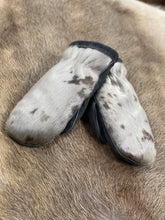 Load image into Gallery viewer, SEAL SKIN MITTS - WOMEN